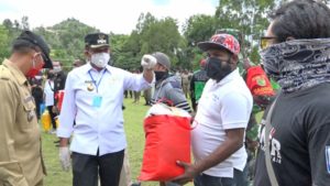 Gugus Tugas Covid-19 Kota Jayapura Bagikan Ribuan Masker Gratis Kepada Masyarakat