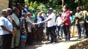 DPRP Berikan Bantuan Bahan Bangunan Untuk Gereja Kingmi Endotau.