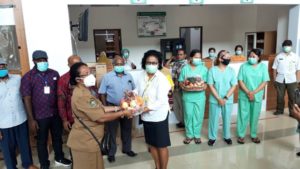 DPR Papua Serahkan Bantuan Untuk Paramedis dan Pasien Covid-19  di RSUD Jayapura