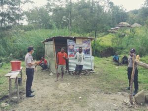 Sambangi Posko Siaga Covid -19 Kampung Golomi,Anggota Sat Binmas Polres Lanny Jaya Sosialisasikan Dampak Covid-19