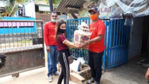 Peduli Anggota Yang Terdampak Covid-19,Ketua Nusa Ina Maluku Jayapura Berikan Bantuan Bama