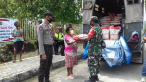 Terdampak Covid-19 TNI/POLRI Bagi Sembako Kepada Warga di Supiori