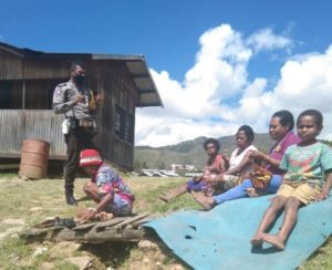 Bhabinkamtibmas Kampung Kuwapur Peduli Warganya Dimasa Pandemi Covid-19