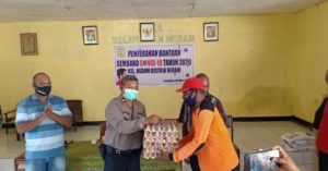 Polisi Awasi Pendistribusian Sembako Kepada Masyarakat