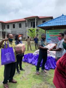 Fraksi Gabungan Bangun Berikan Bantuan Kepada Masyarakat di Jalan Sosial Sentani