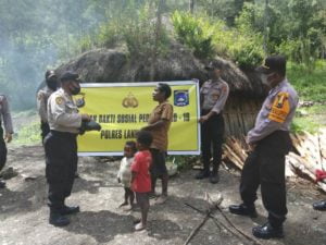 Polres Lanny Jaya Bagikan 100 Paket Sembako Untuk Masyarakat di Tiga Kampung