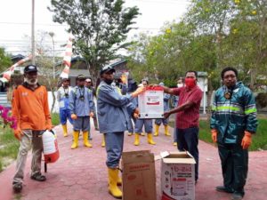 DPC PDIP Kota Jayapura Bantu Alat Semprot Disinfektan Kepada Kelurahan Koya Barat