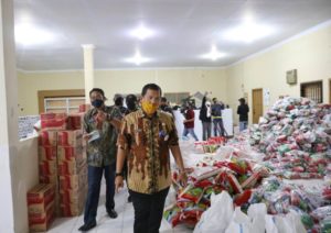 Pj Wali Kota Makassar Pastikan Pendistribusian Sembako bagi Warganya Berjalan Lancar