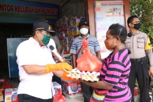 Serahkan Sembako di Kelurahan Numbay,Jaya Kusuma Imbau Warga Ikut Instruksi Wali Kota