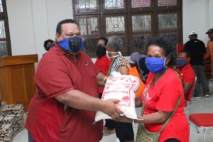 400 Kepala Keluarga di Distrik Jayapura Utara Terima Bantuan Sembako