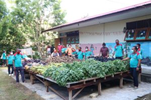 Para Janda, Duda GKI I.S.Kijne Sborhoinyi Terima Diakonia Berupa Hasil Kebun