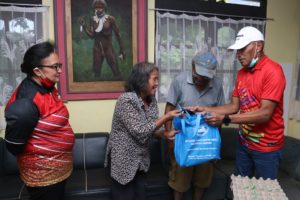 Sambangi Senior,Ikatan Keluarga Mantan Camat Kabupaten Jayapura Berbagi Kasih
