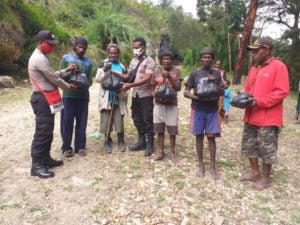 Warga Kampung Milimbo Terima Sosialisasi Bahaya Premanisme dan Covid-19.