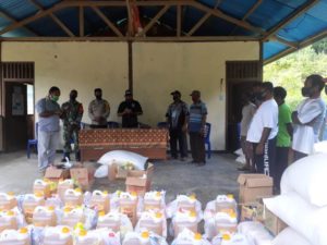 Babinsa Dan Bhabinkamtibmas Awasi Pembagian Sembako di Kampung Syabes