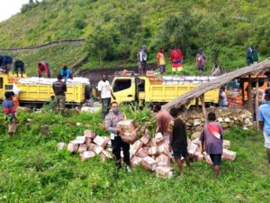 Bhabinkamtibmas Dampingi Pendistribusian Bantuan Pemerintah Kepada Masyarakat Yang Terdampak Covid-19