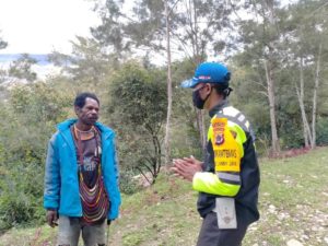 Cegah Covid-19, Bhabinkamtibmas Kampung Ginime Imbau Warga Hidup Bersih