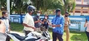 ASN Biak Mengedukasi Warga Dengan Membagikan Masker di Sejumlah Titik.