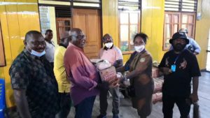 Dampak Covid-19,DPR Papua Berikan Bantuan Bama di Enggros dan Tobati