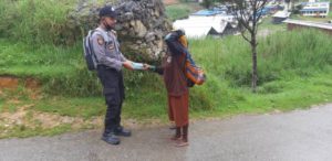 Cegah Covid19,Bhabinkamtibmas Kampung Longgalo Himbau Tunda Mudik
