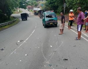 Diduga Hilang Kendali, Pengendara Motor Tabrak Taksi di Turunan Kodim.