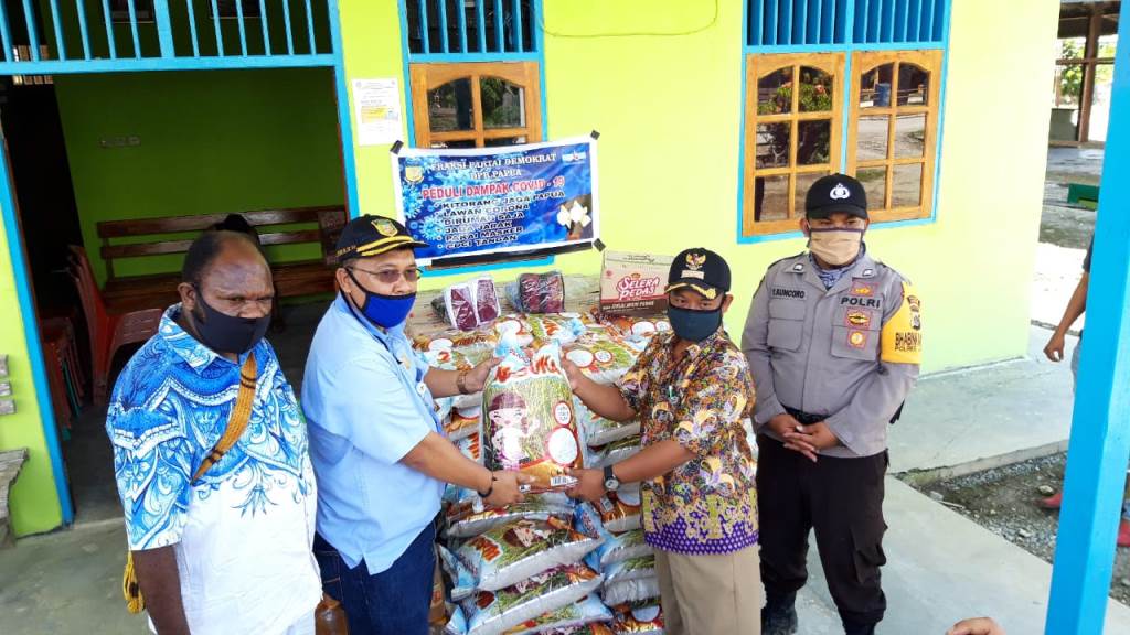 Fraksi Demokrat DPR Papua Salurkan Bantuan Bama di Kampung Nimbokran