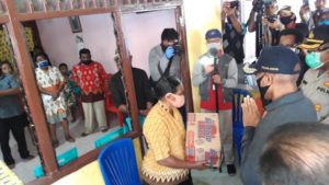 Wali Kota Jayapura Serahkan Bantuan Kepada Keluarga Dimara.