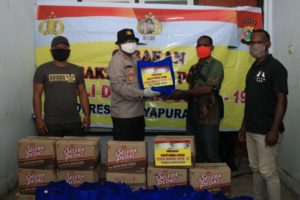 Kapolresta Bagikan Ratusan Paket Sembako Kepada Masyarakat dan Mahasiswa