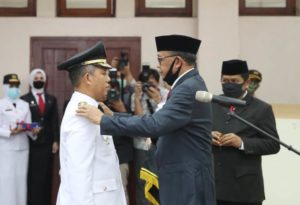 Gubernur Sulsel Lantik Yusran Gantikan Iqbal Suhaeb  Sebagai  Penjabat Walikota Makassar
