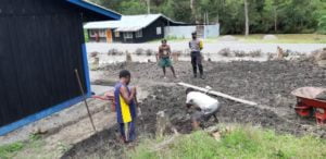 Bhabinkamtibmas Kampung Longgalo Ajak Warga Binaan Terapkan Pola Hidup Bersih .