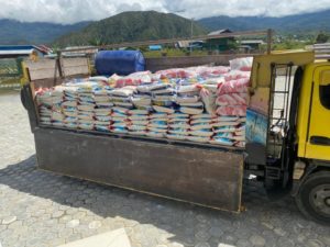 Yunus Wonda Bantu 1 Ton Beras Untuk Masyarakat Dogiyai.