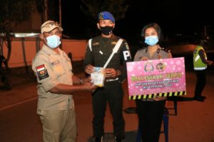 Bhayangkari Cabang Jayapura Kota Bagi Masker dan Suplemen