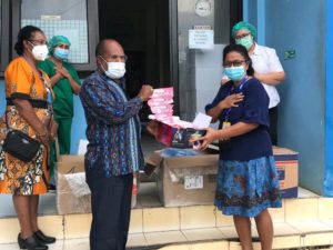 DPR Papua Serahkan Bantuan APD dan Alkes Kepada Labkesda
