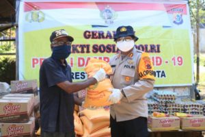 Kapolresta Jayapura Kota Bagi Sembako Kepada Masyarakat Terdampak Covid-19