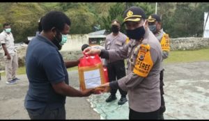 Bhayangkari Cabang Lanny Jaya Bagikan Tali Asih