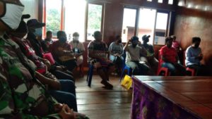 Bhabinkamtibmas Kawal Pembagian Dana BLT di Kampung Kayu Batu