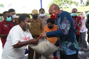 Masyarakat Yang Tidak Dapat Bantuan 200 dan 600 Ribu Pemkot Jayapura Berikan Sembako