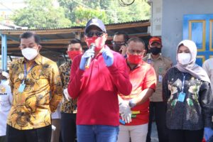 Wali Kota Jayapura Serahkan Bantuan Sembako dan Pantau Rapid Test Sopir Taxi