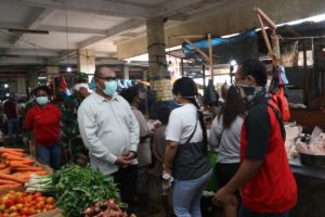 Tindak Lanjuti Perwal 19,Kadis Perindagkop Pimpin Sweeping Masker di Pasar Hamadi