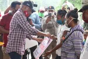 Serahkan BLT, Wali Kota Minta Warga Mosso Harus KTP Indonesia