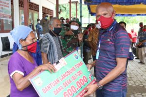 Wali Kota Jayapura Serahkan BLT Kepada 500 KK di Kampung Koya Koso
