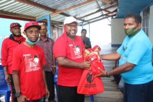 Giliran PDIP Kota Jayapura Salurkan Bantuan di GBI Carmel Kampung Vietnam