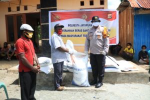 167 Kepala Keluarga Terima Bantuan Beras Dari Mabes Polri