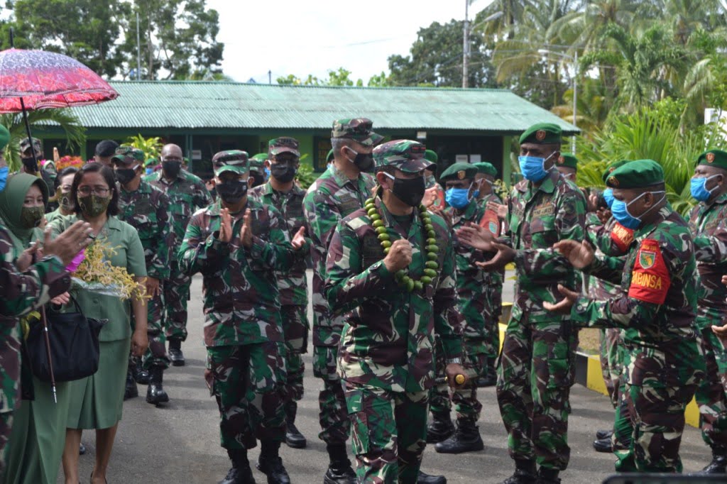 Mansorandak Warnai Kunker Perdana Danrem 173/Pvb Ke Kodim 1708/BN