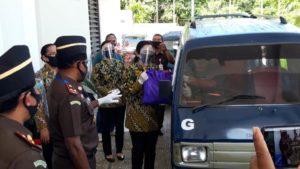 Jelang HBA ke 60, Kejati Papua Bagi Ratusan Sembako Kepada Sopir Angkot