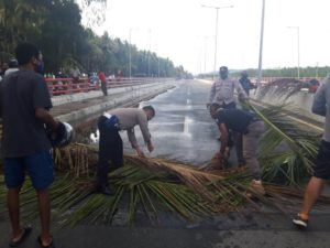 Tidak Terima Hasil Tes CPNS Formasi 2018,Masyarakat Tobati-Enggros Palang Jembatan Yotefa