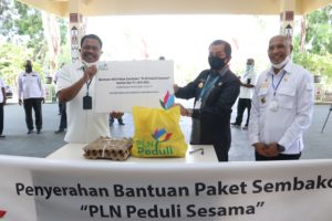 PLN Papua – Papua Barat Bantu 400 Paket Sembako Kepada Warga Kota Jayapura