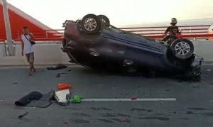 Mobil Avanza Terbalik di Jembatan Youtefa,Pengemudi dan Penumpang Selamat