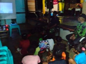 Tim Satgas Gelar Nonton Bareng Di Lokasi TMMD Natabui dan Toweta