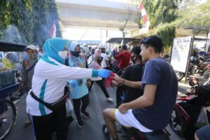 Ketua TP PKK Makassar Bagikan Masker Kepada Warga