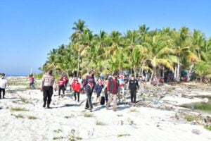 Gubernur Sulsel dan Pj Walikota Makassar Salurkan Bantuan Ke Pulau Terluar